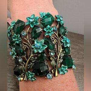 Stunning Green and goldtone Floral clamper Bracelet size 6